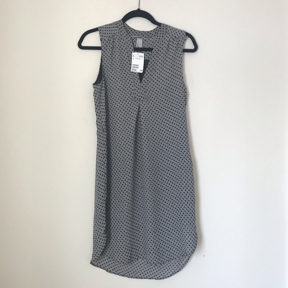 NWT H&M Gray and White Patterned Sleeveless V Neck Dress